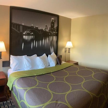 Super 8 By Wyndham Chisago City מראה חיצוני תמונה